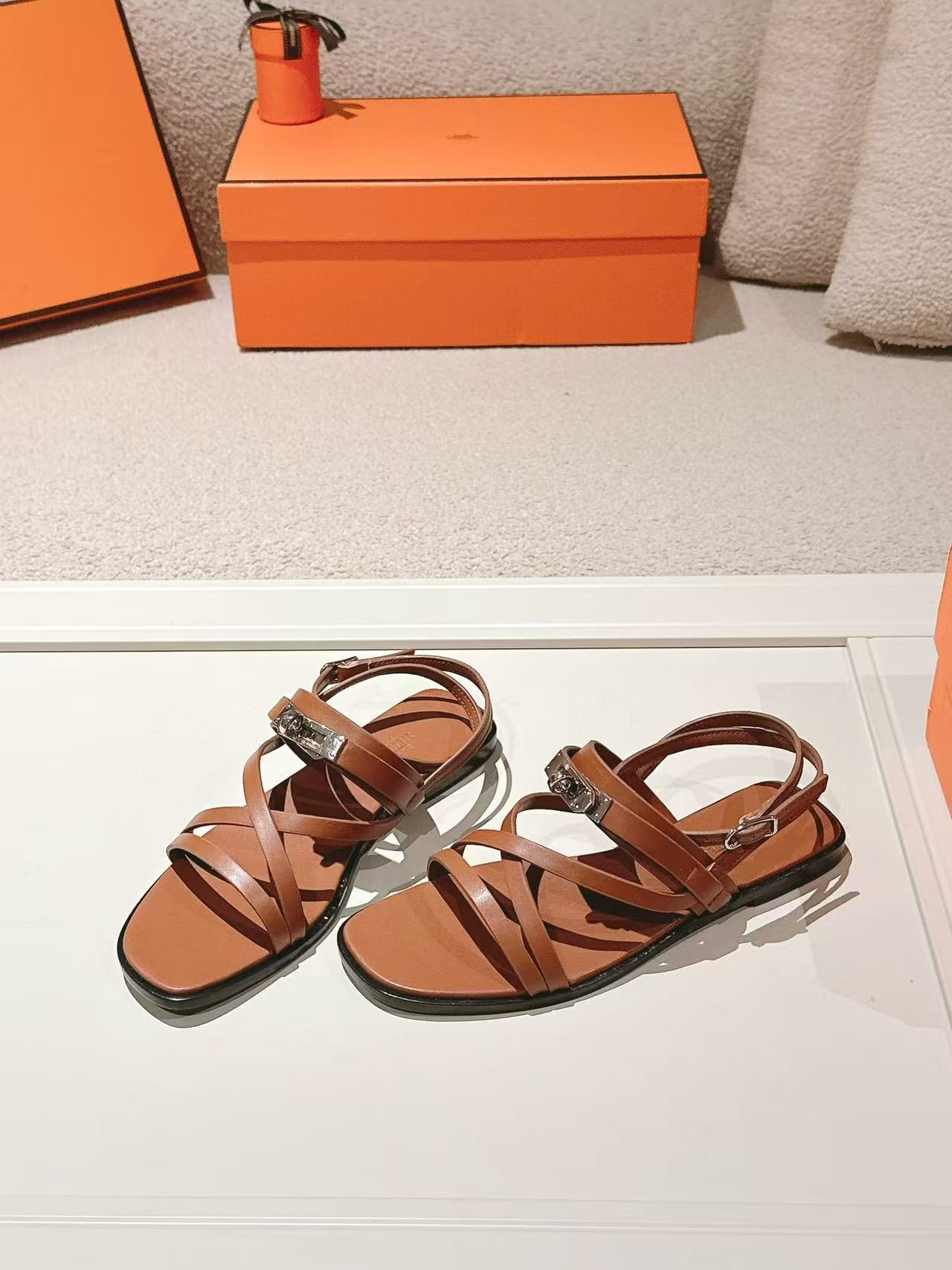 ua H**mes june sandal