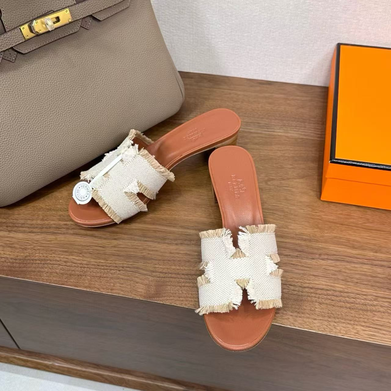 ua H**mes oasis sandal