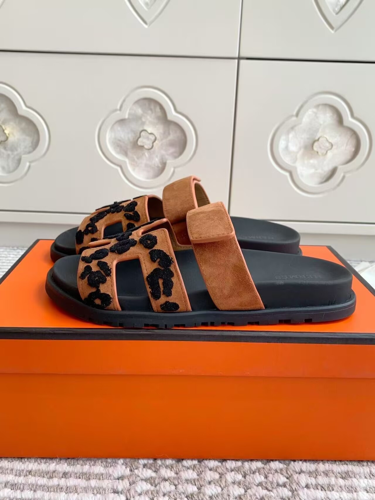 ua H**mes chypre sandal