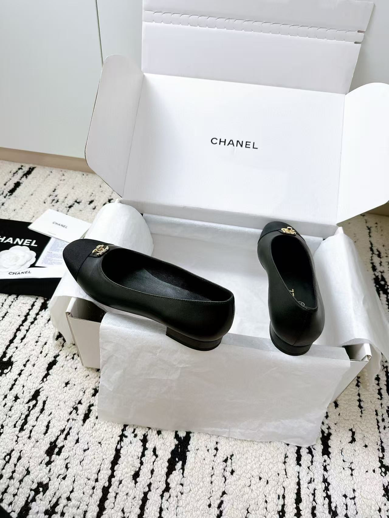 ua Ch*el ballet flats