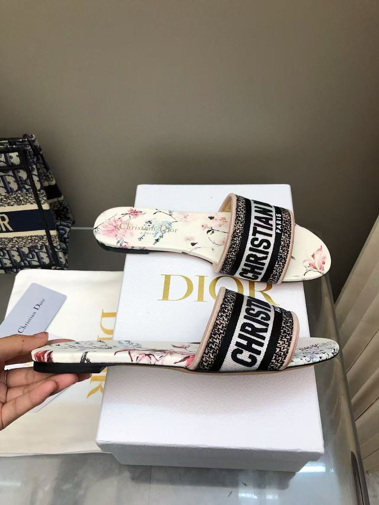 ua D*or dway slide