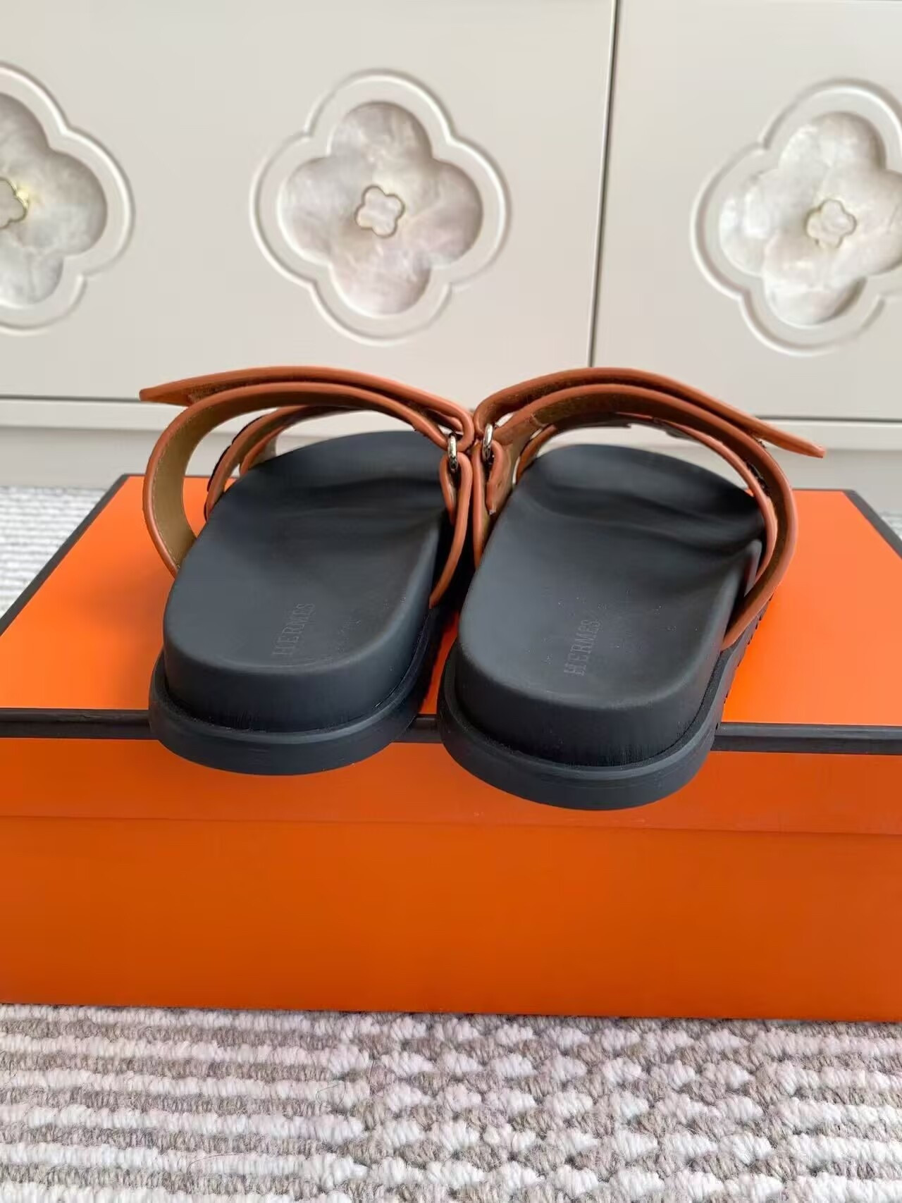 ua H**mes chypre sandal