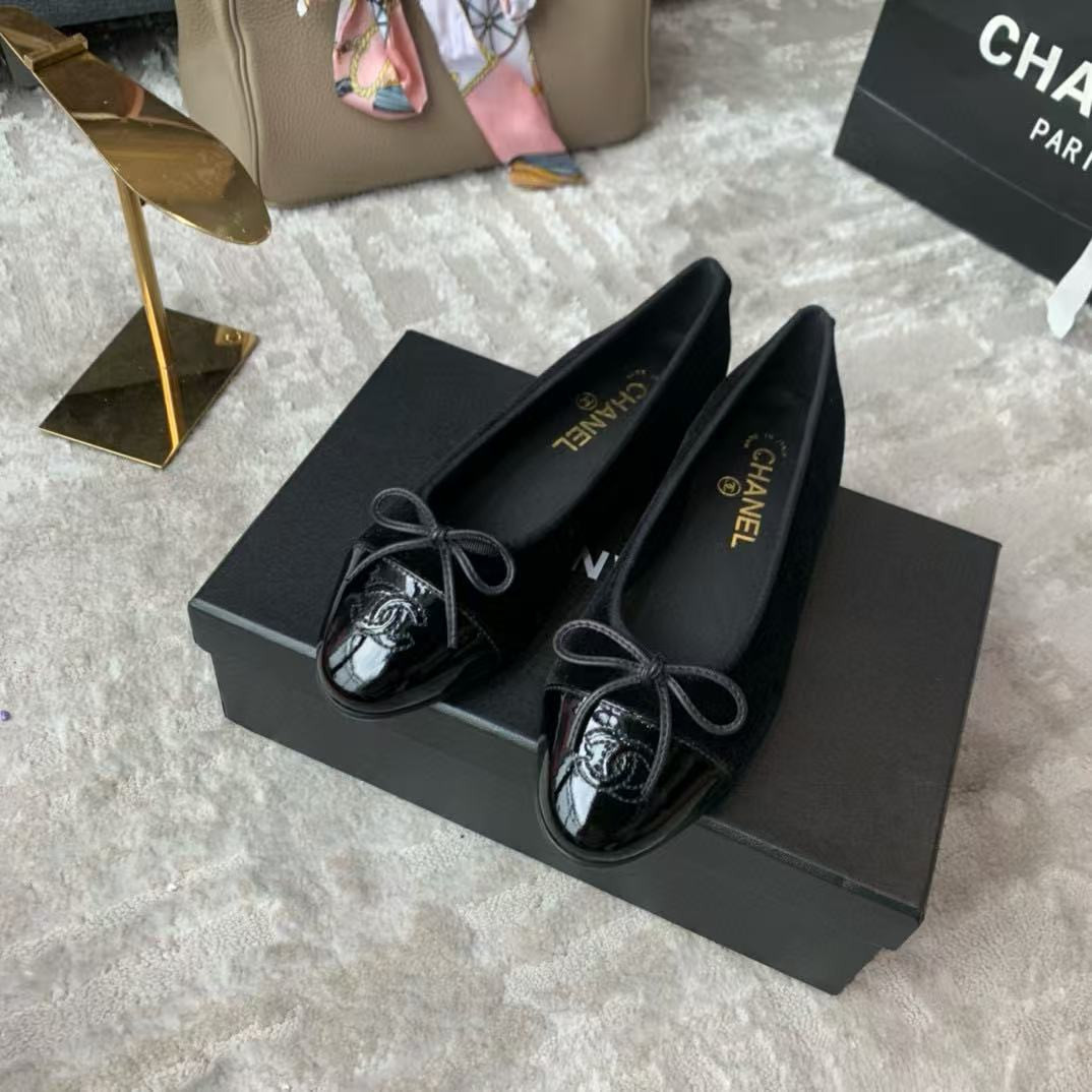 ua Ch*el ballet flats