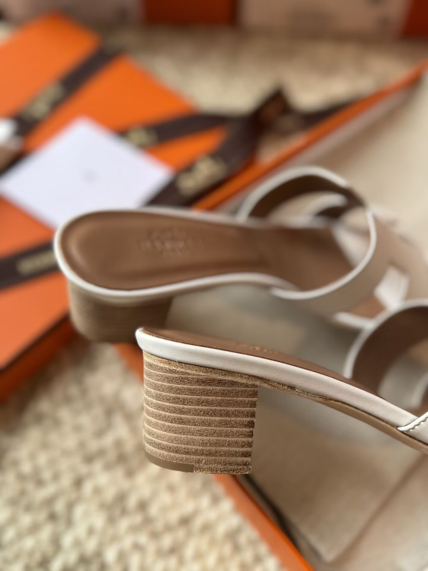 ua H**mes oasis white sandal