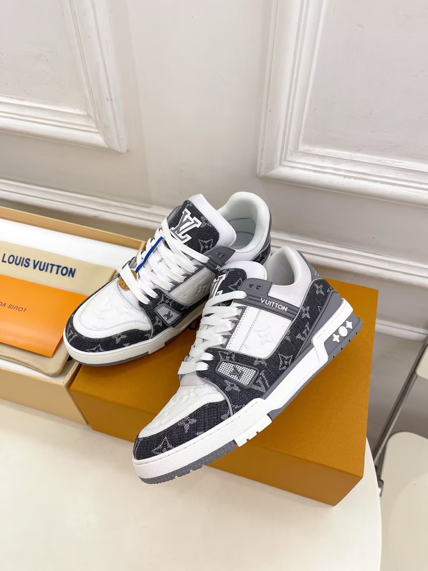 UA LV trainer Sneakers
