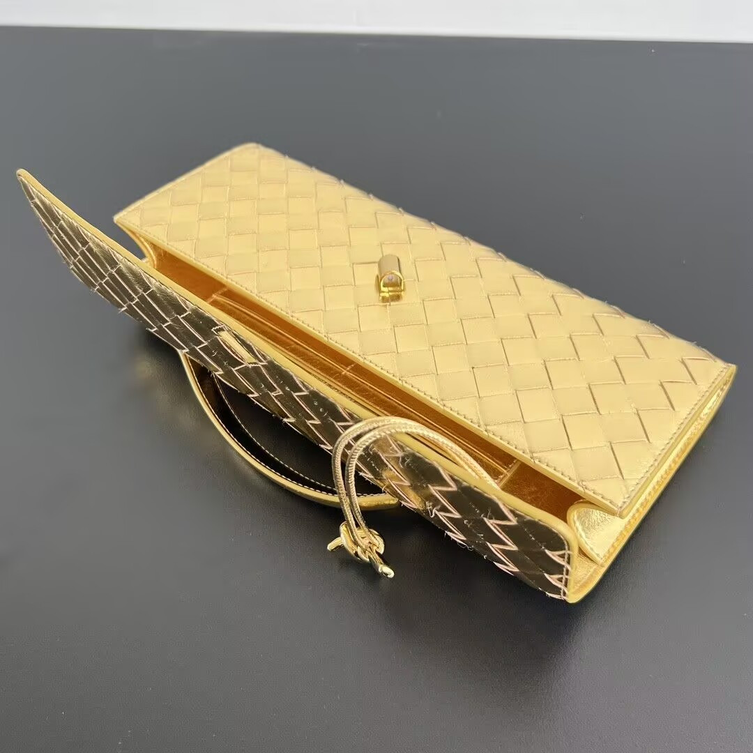 bo*te*ga Ve*ne*ta long clutch andiamo with handle
