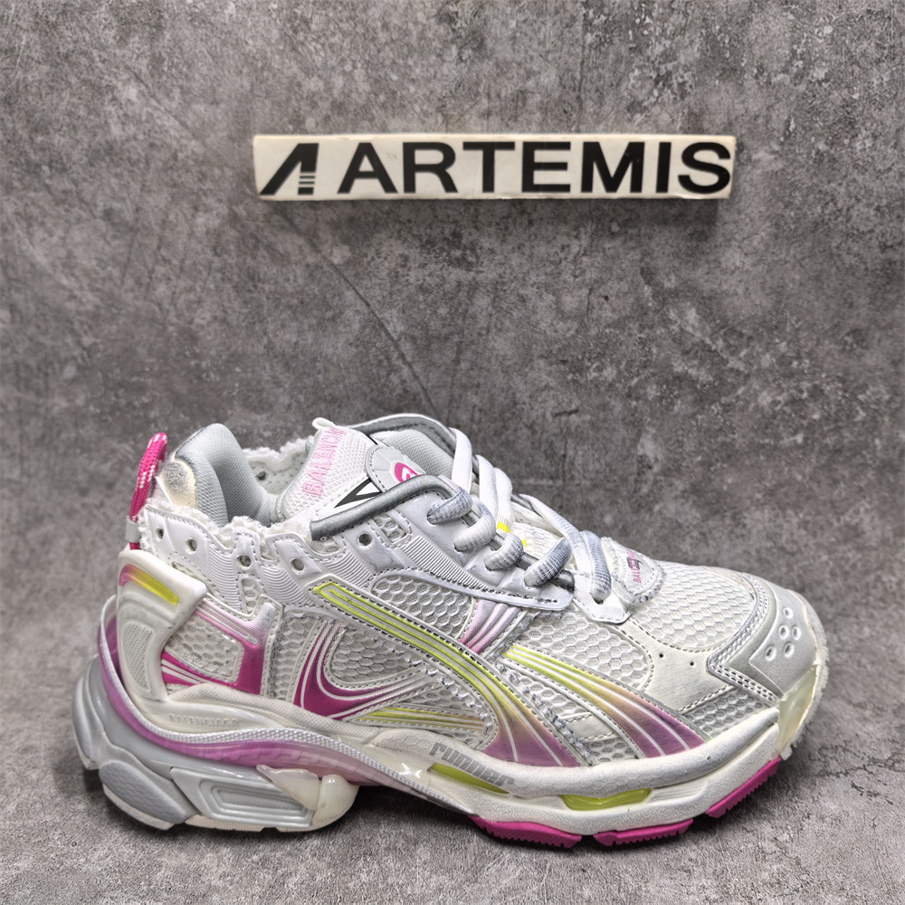 ua Ba*len*cia*ga runner sneaker