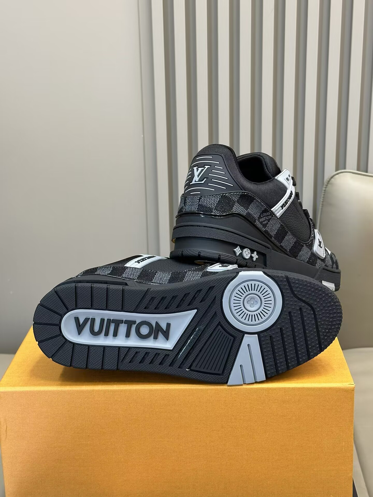 UA LV TRAINER SNEAKER