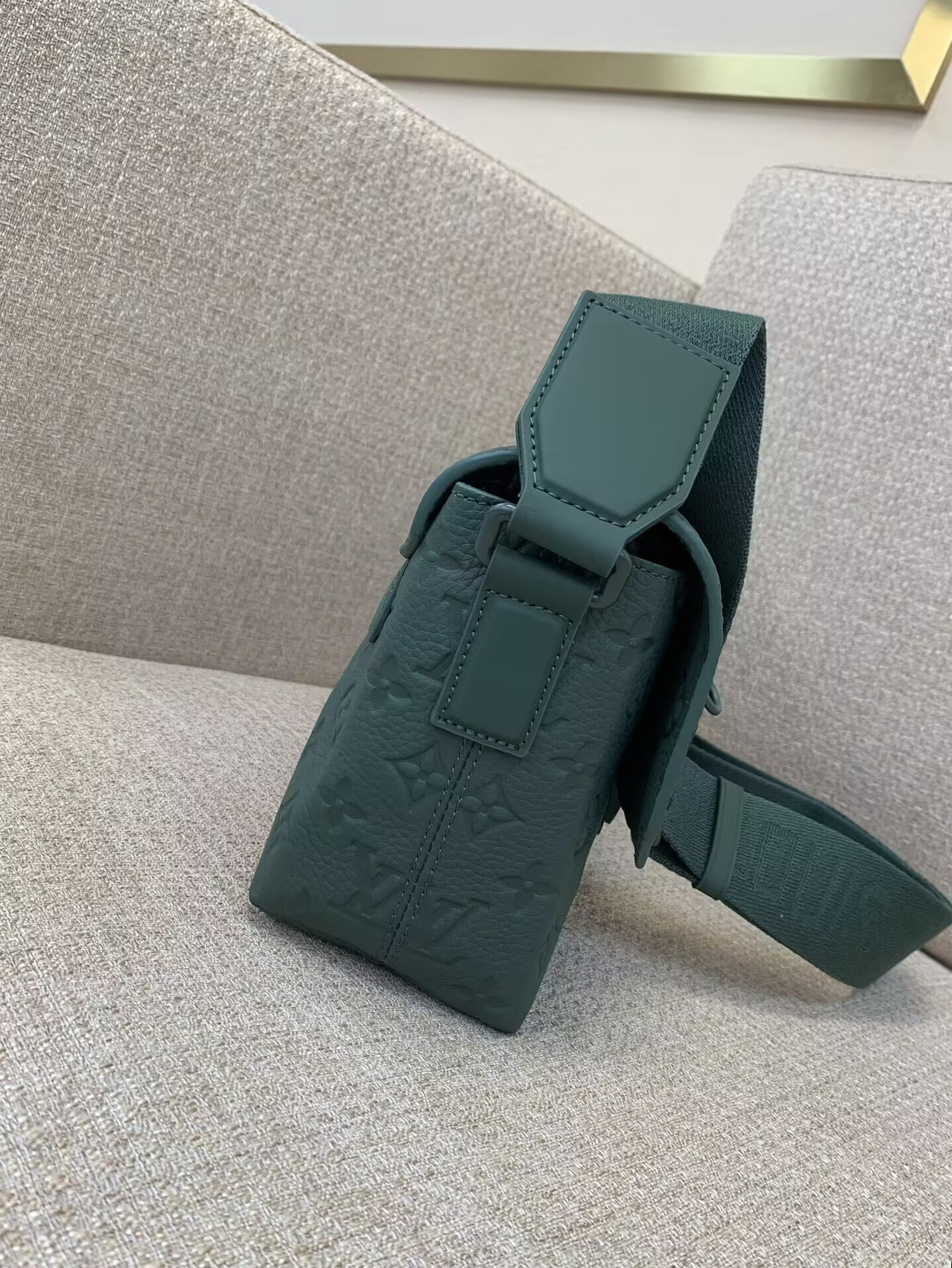 LV M24439 S-Cape Messenger