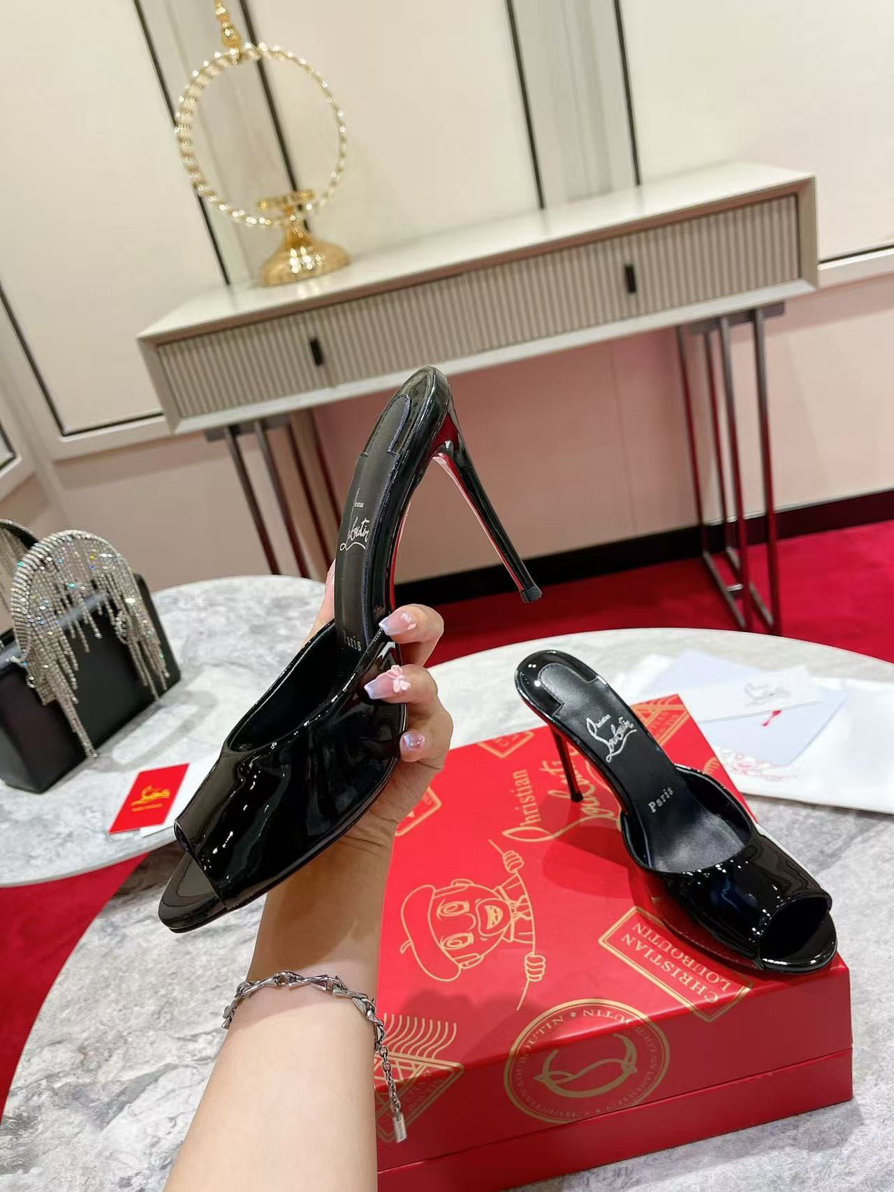 ua Ch**an louboutin me dolly patent leather mules