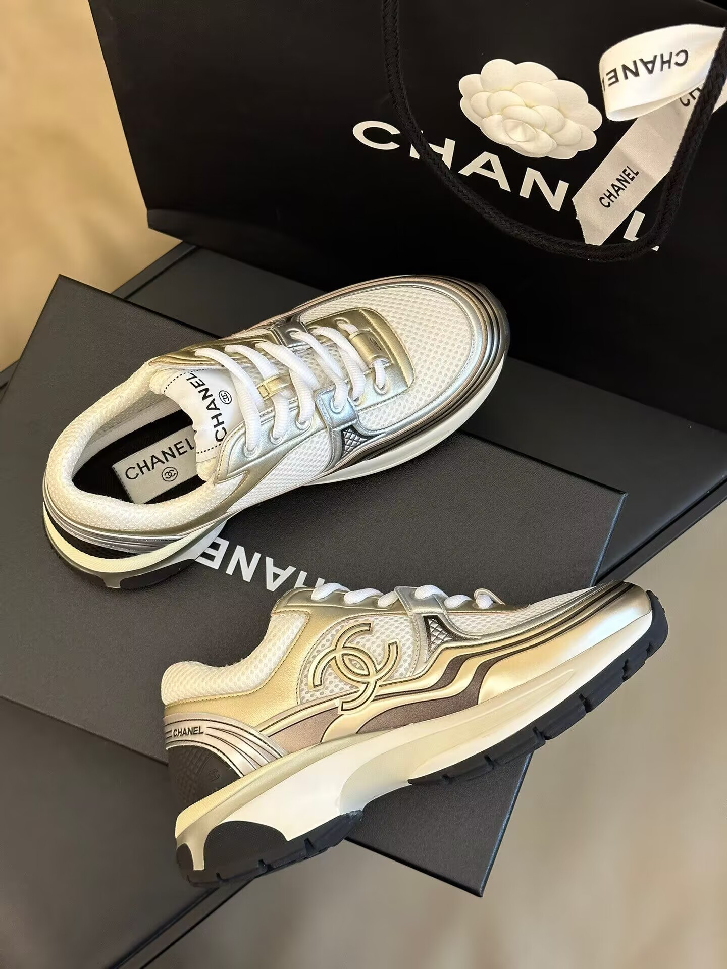 Ch*el cc runner gold laminate