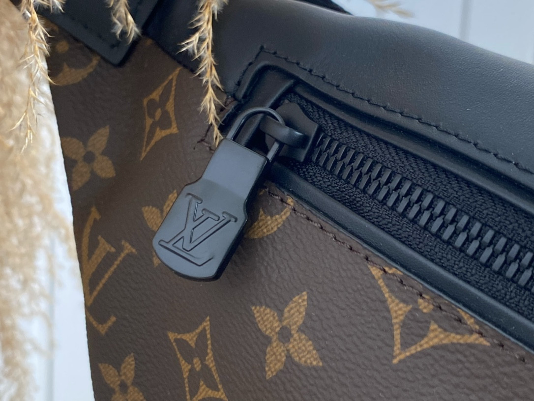LV DISCOVERY BUMBAG 47x20x9 CM