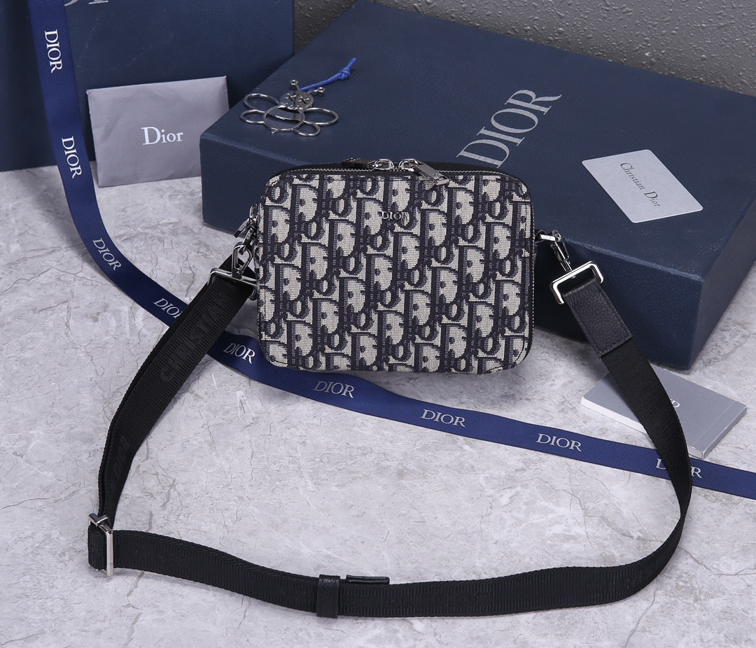 D*or zipped pouch with strap 17×12.5×6cm