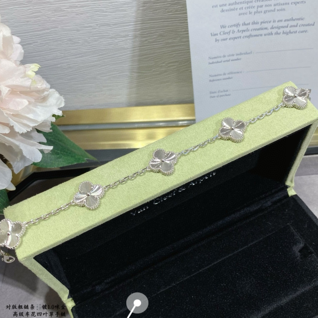 V*N CL*F & arpels bracelet