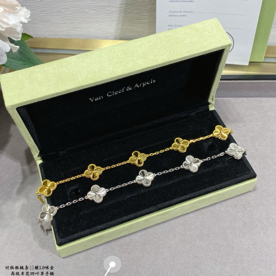 V*N CL*F & arpels bracelet