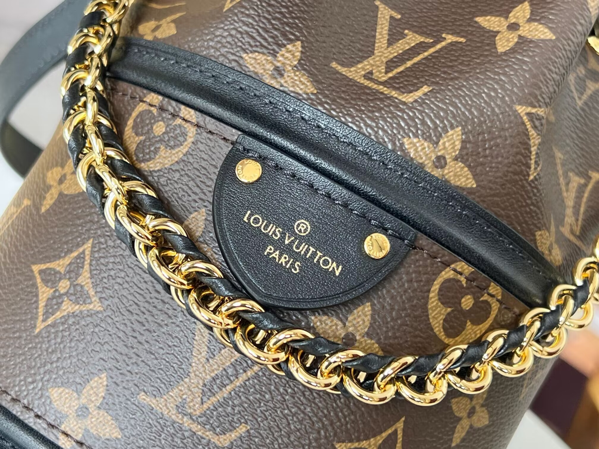 LV Canoé M83480 5.5 x 8.1 x 5.5 inches