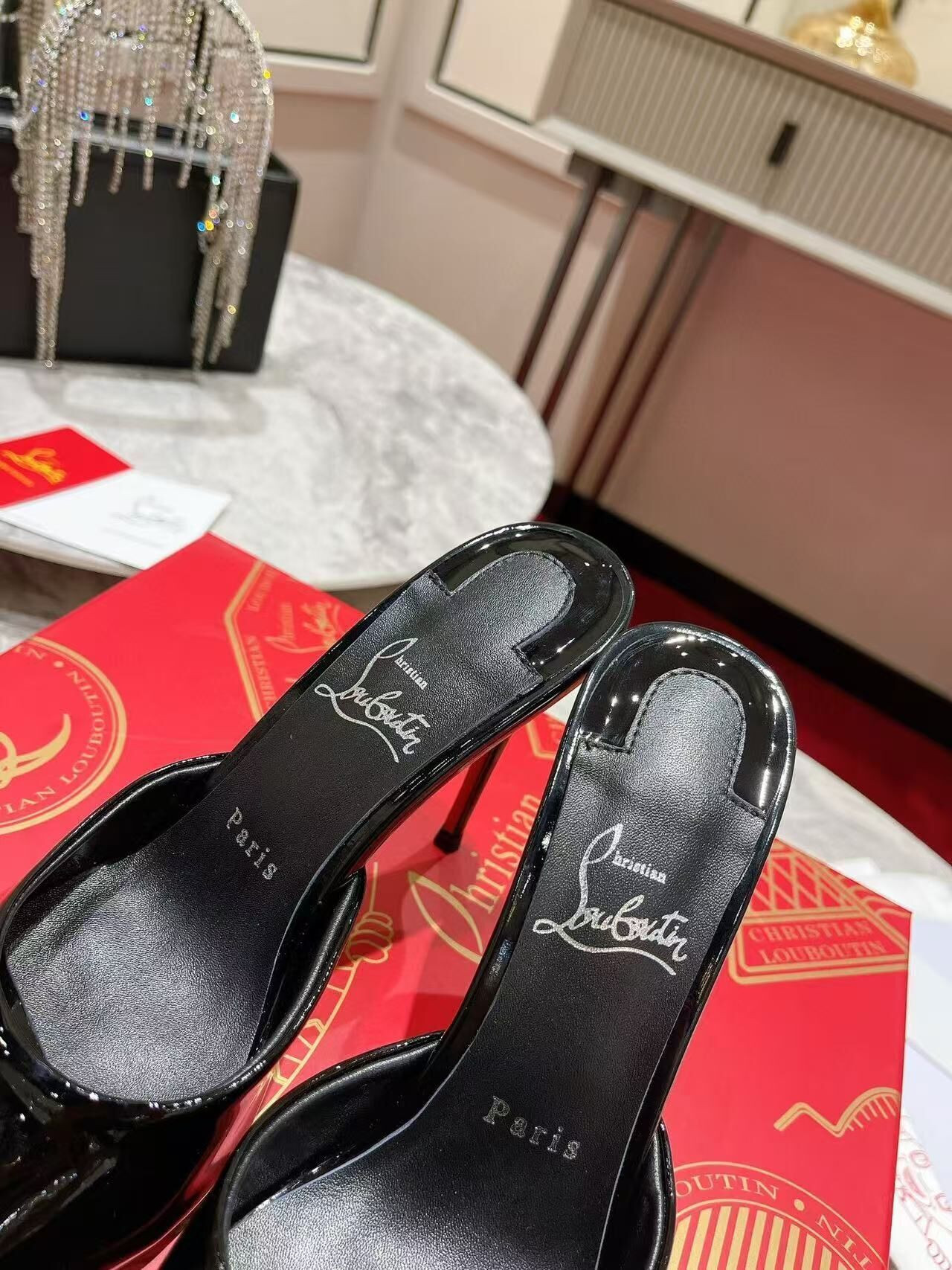 ua Ch**an louboutin me dolly patent leather mules