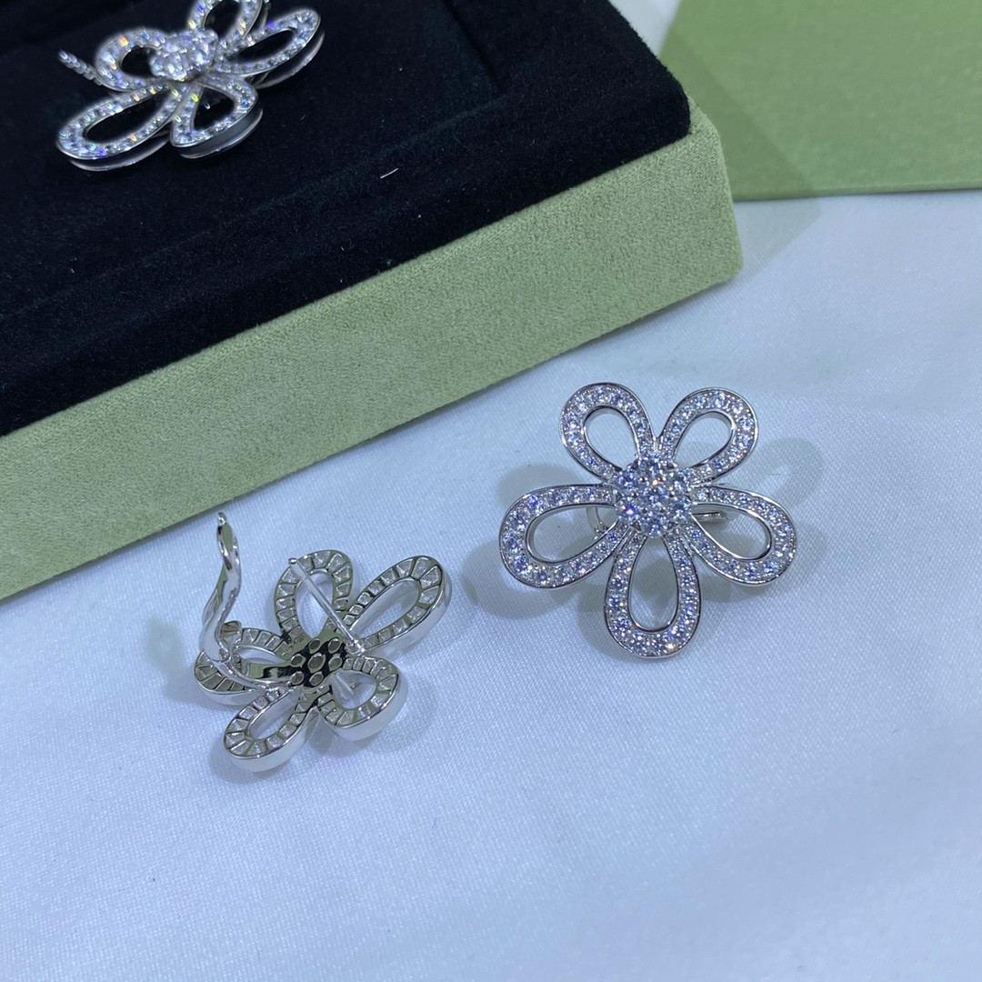 v*n cl*f & arpels Di*m*nd flower earrings