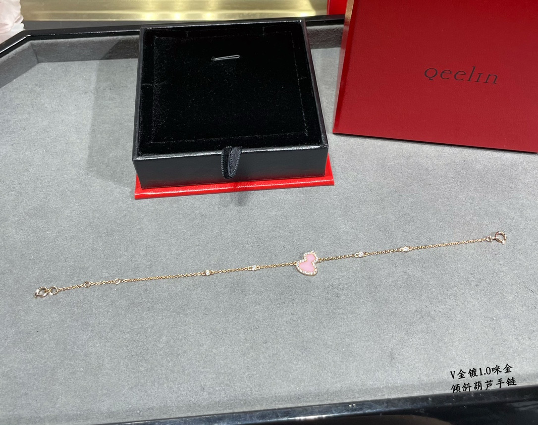 Qee1in tilted gourd bracelet