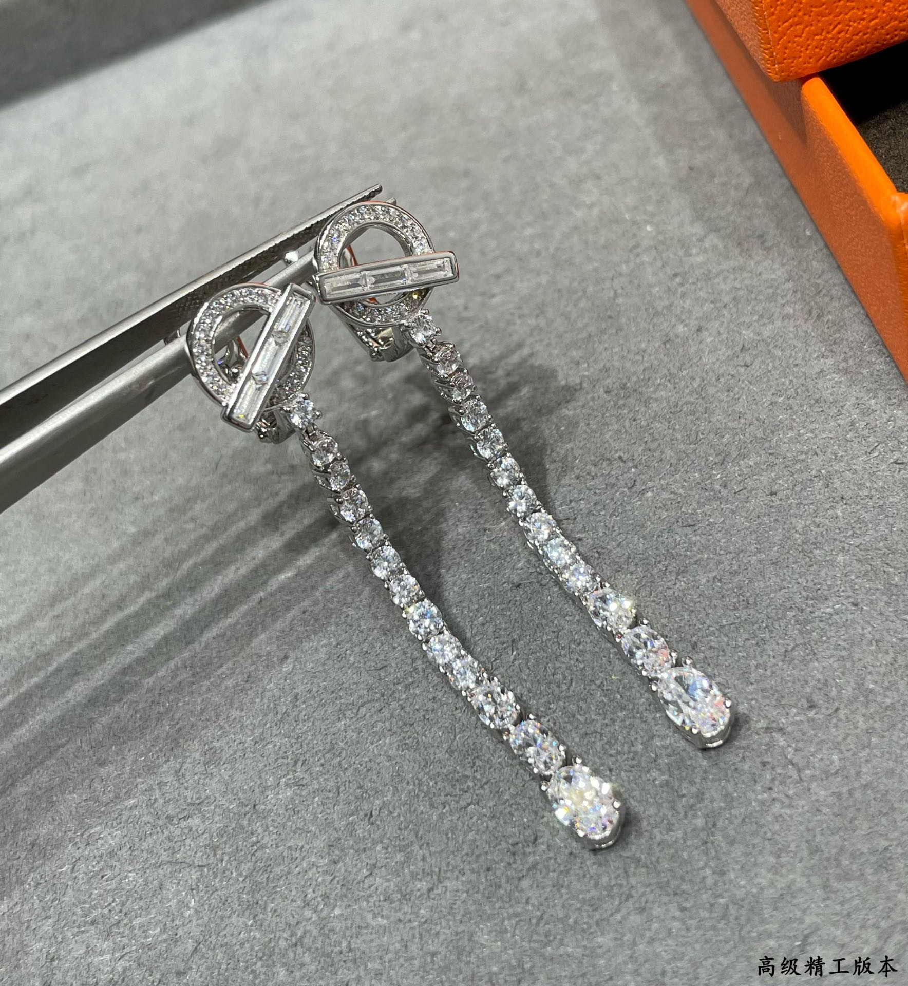 H**mes ot fully di*m*nd-encrusted earrings