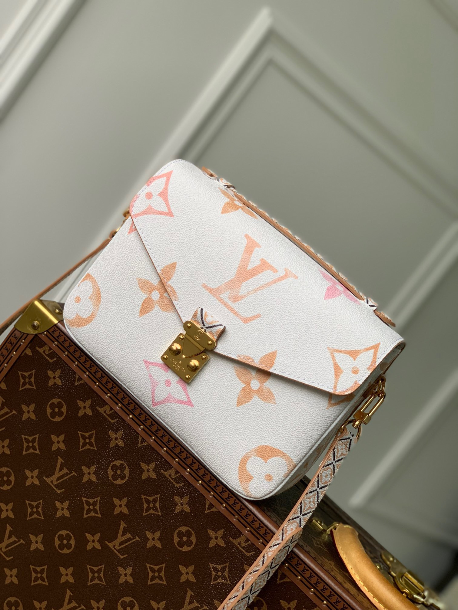 LV Pochette Metis MM M23055
