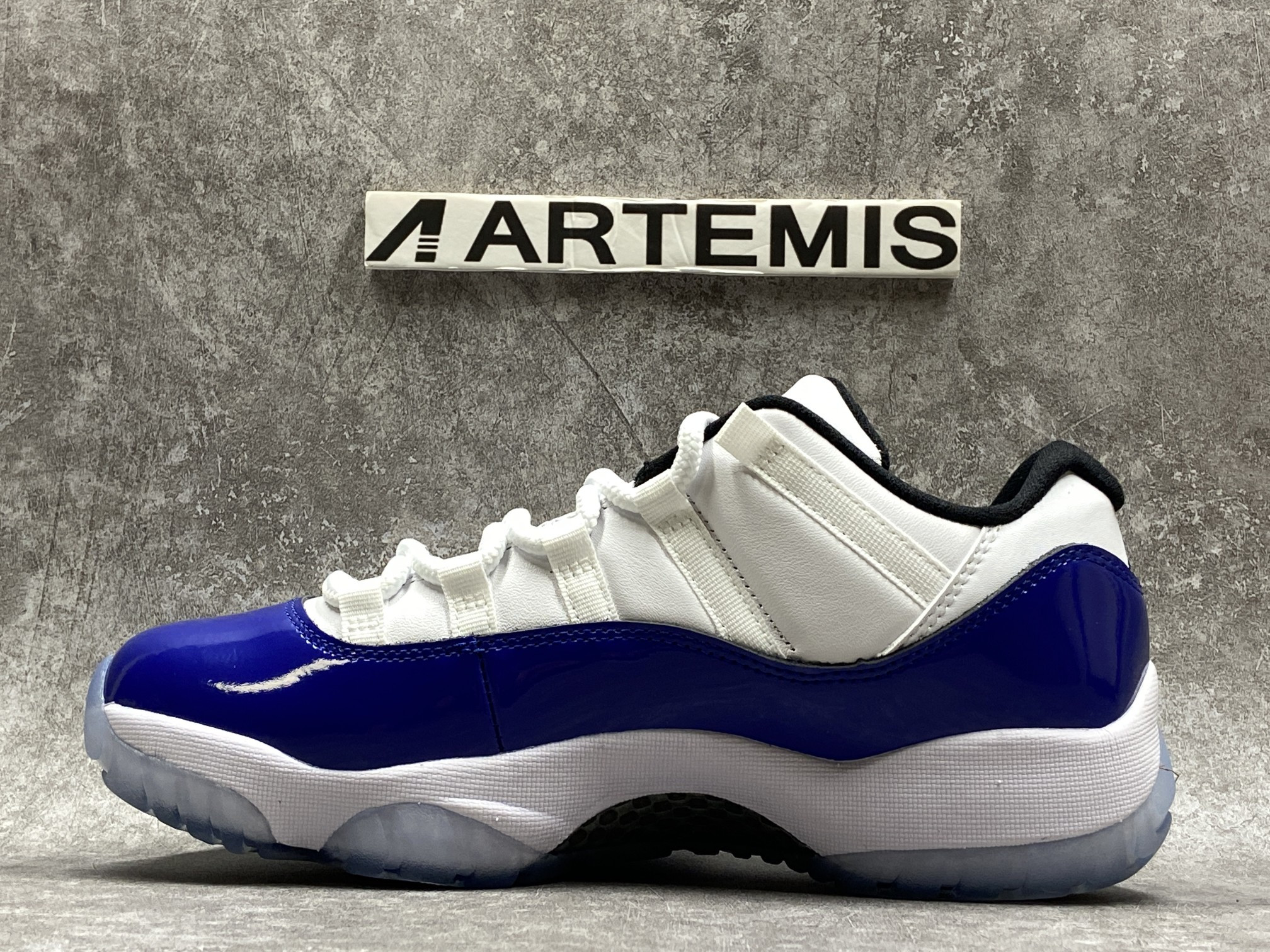 Air Jordan 11 Retro Low White Concord