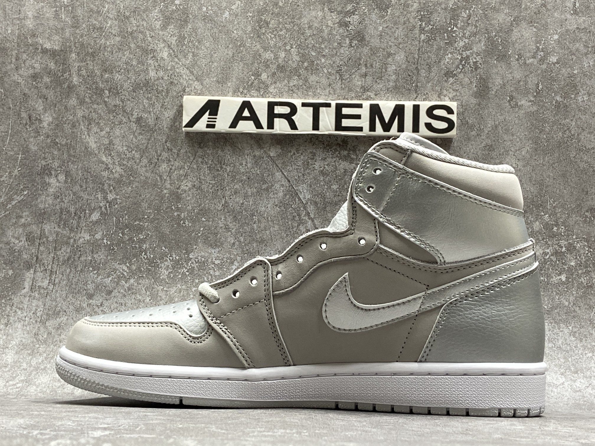 Air Jordan 1 Retro High Silver Anniversary