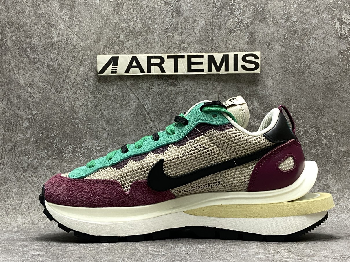 Nike Vaporwaffle Sacai Villain Red Neptune Green