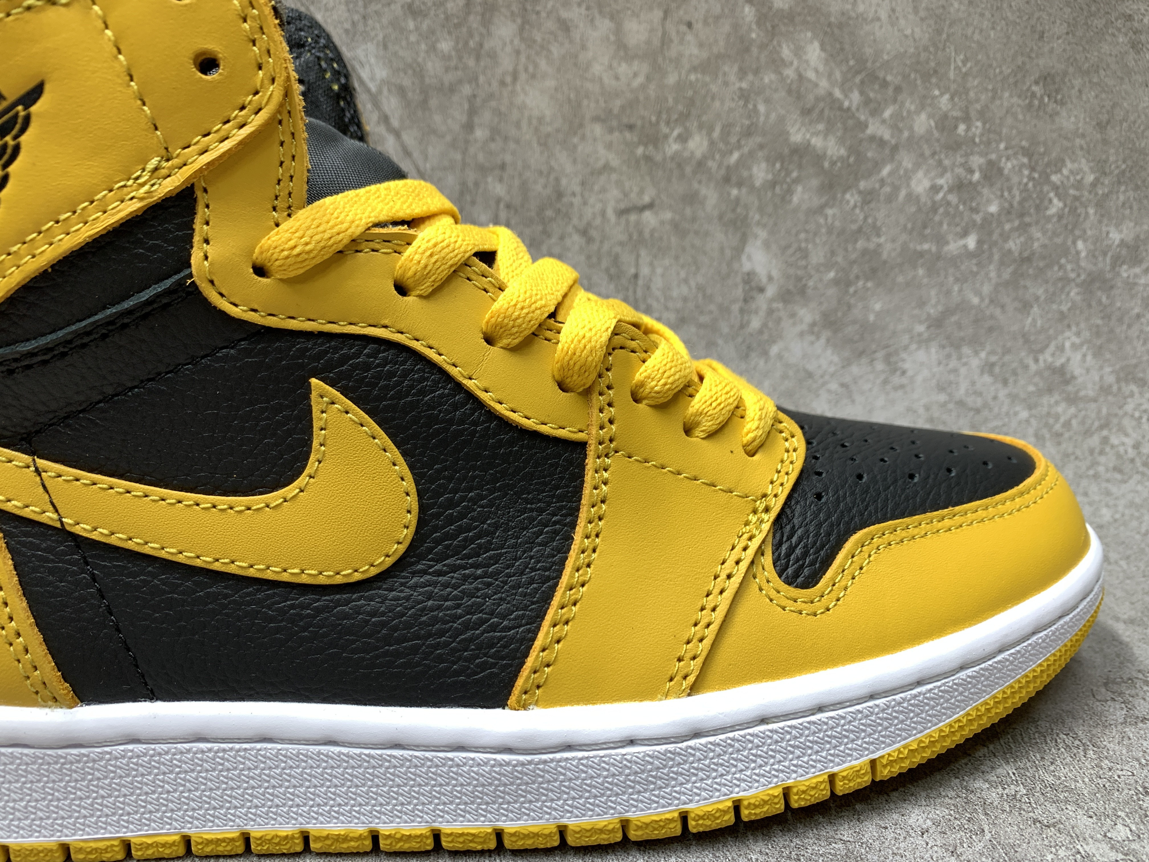 Air Jordan 1 High Retro OG Pollen
