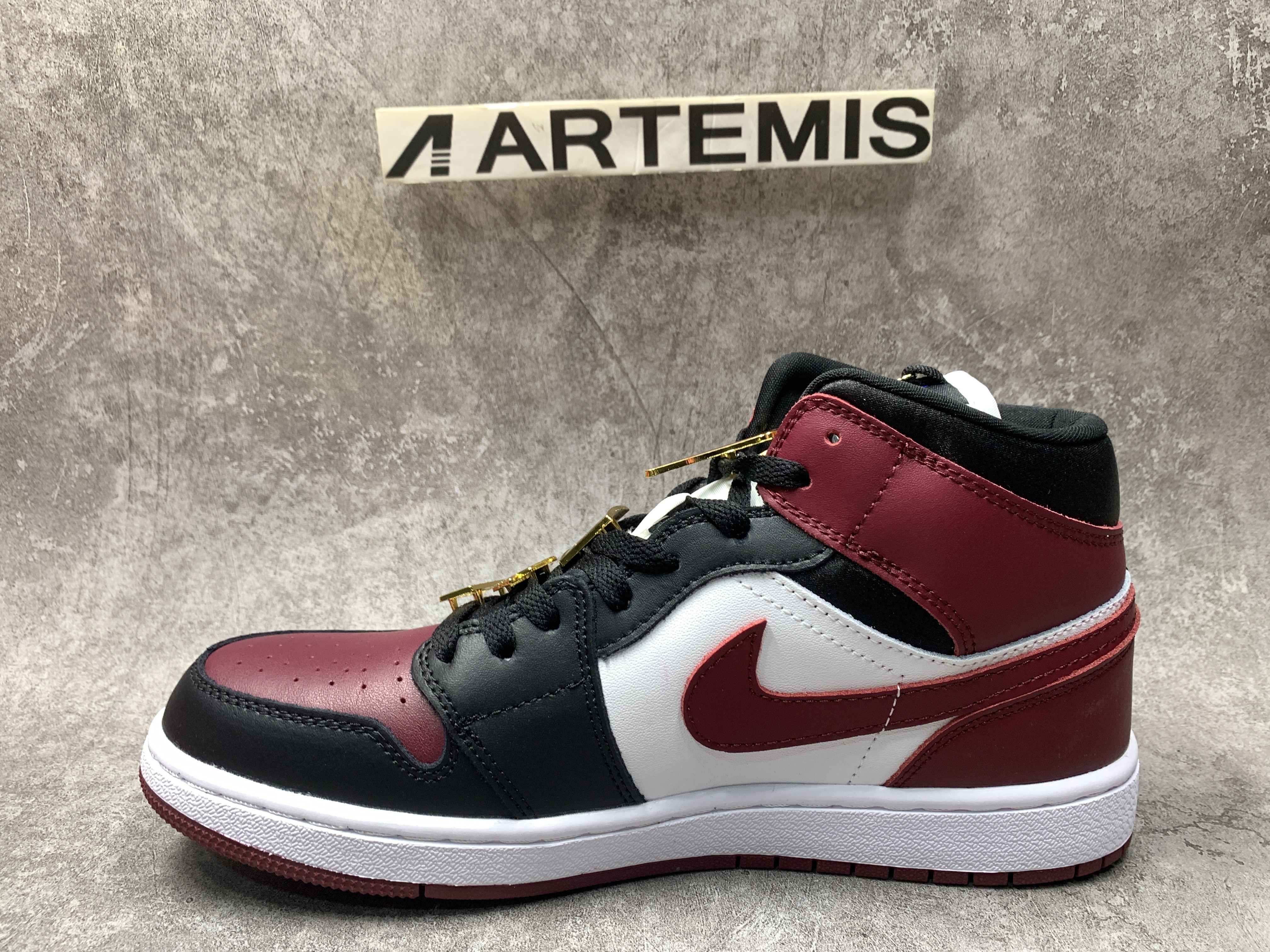Air Jordan 1 Mid SE Black Dark Beetroot