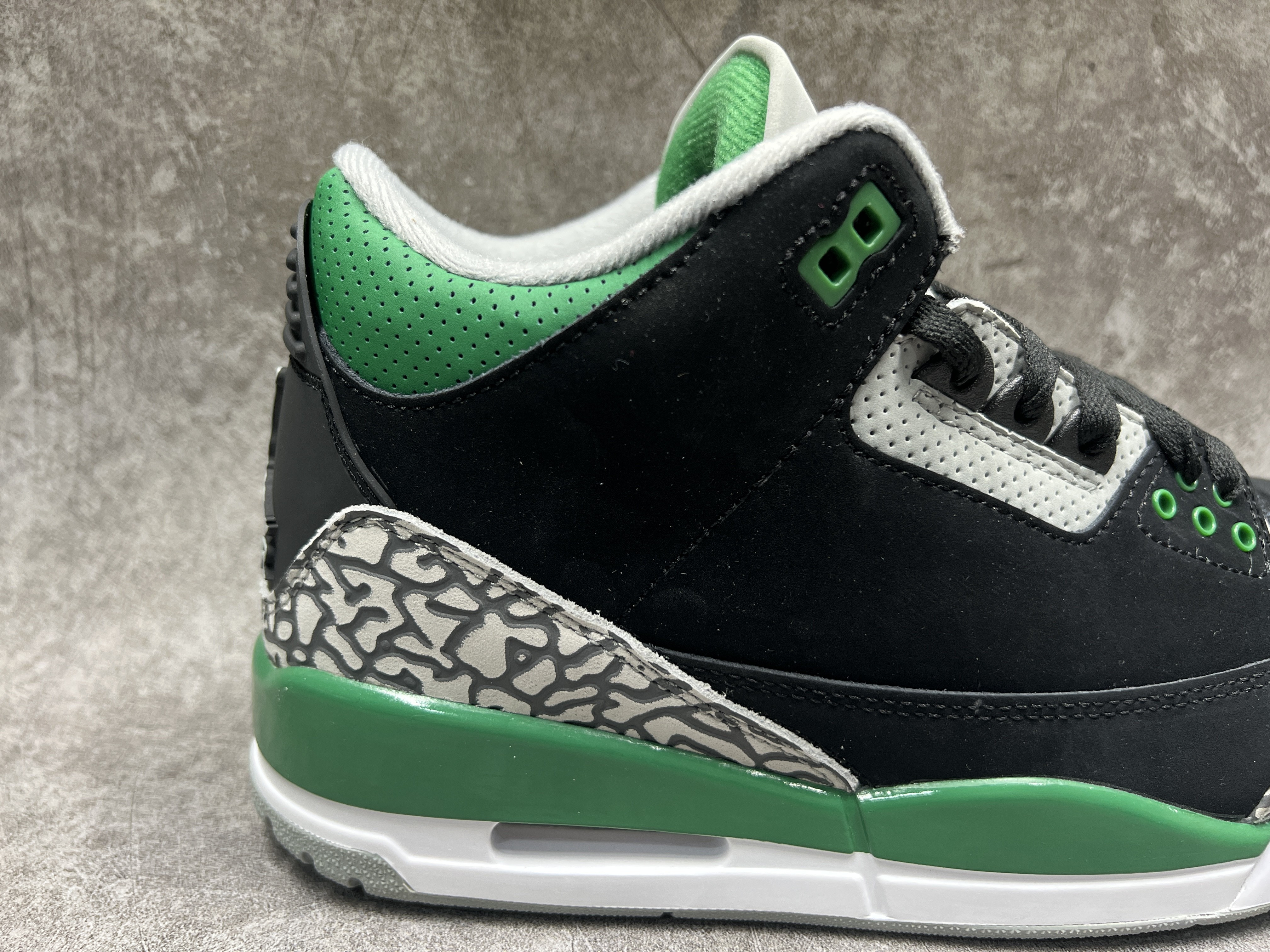 Air Jordan 3  Retro Pine Green