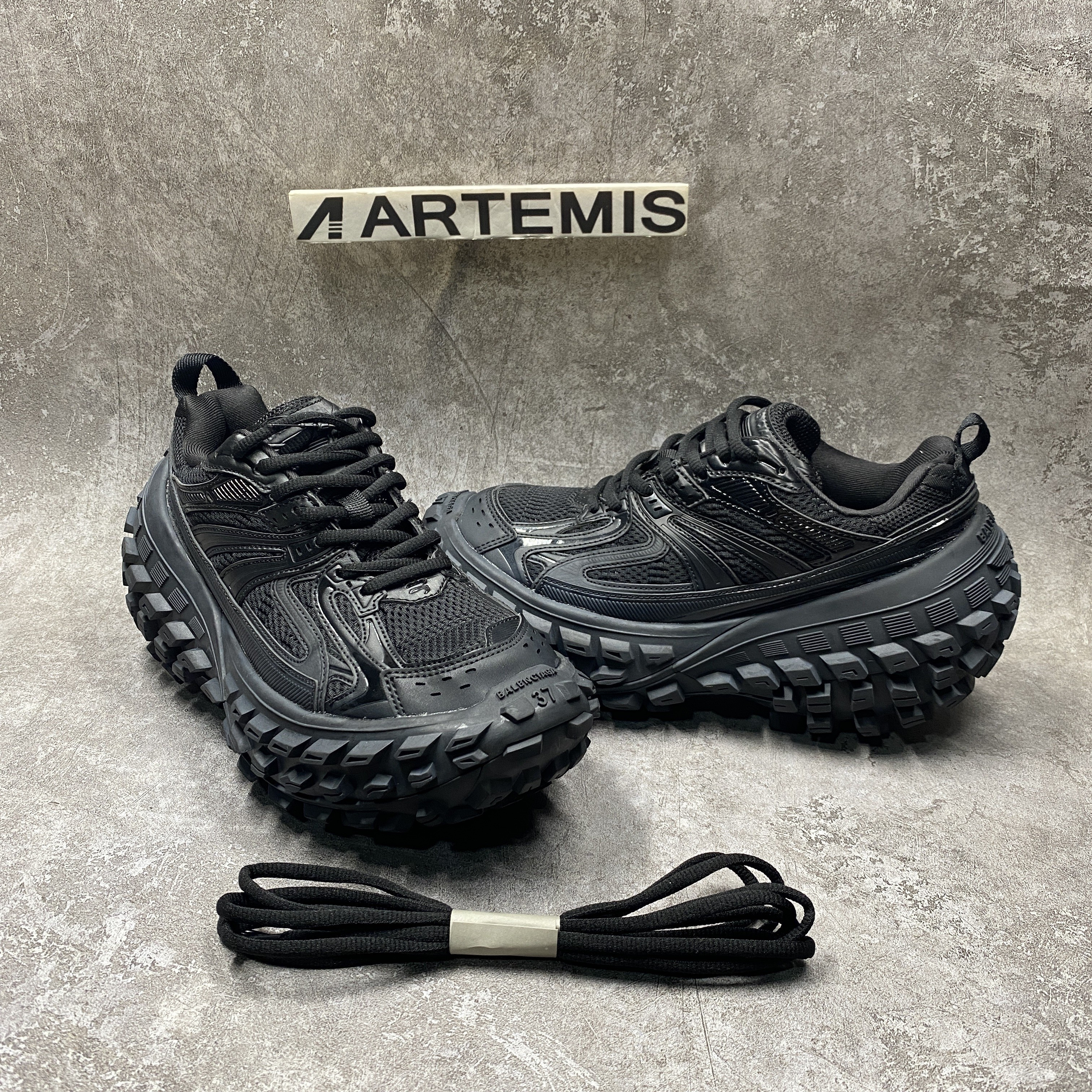 Balenciga Defender Black