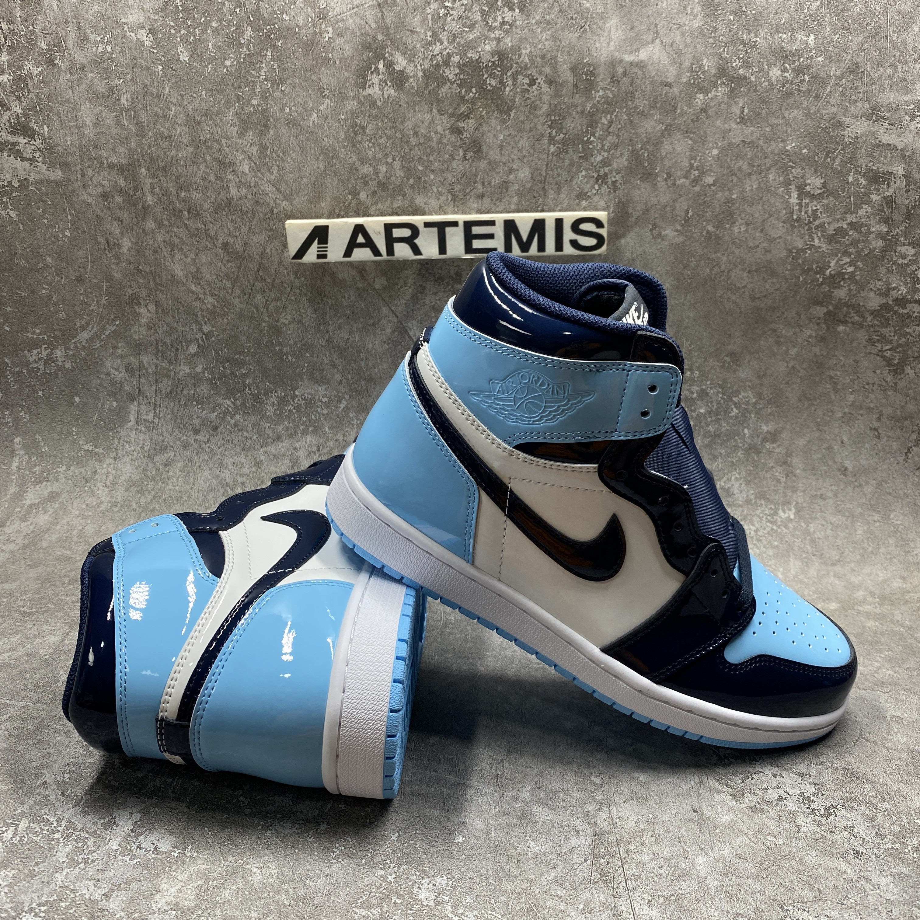 Air Jordan 1 Retro High UNC Patent Blue Chill