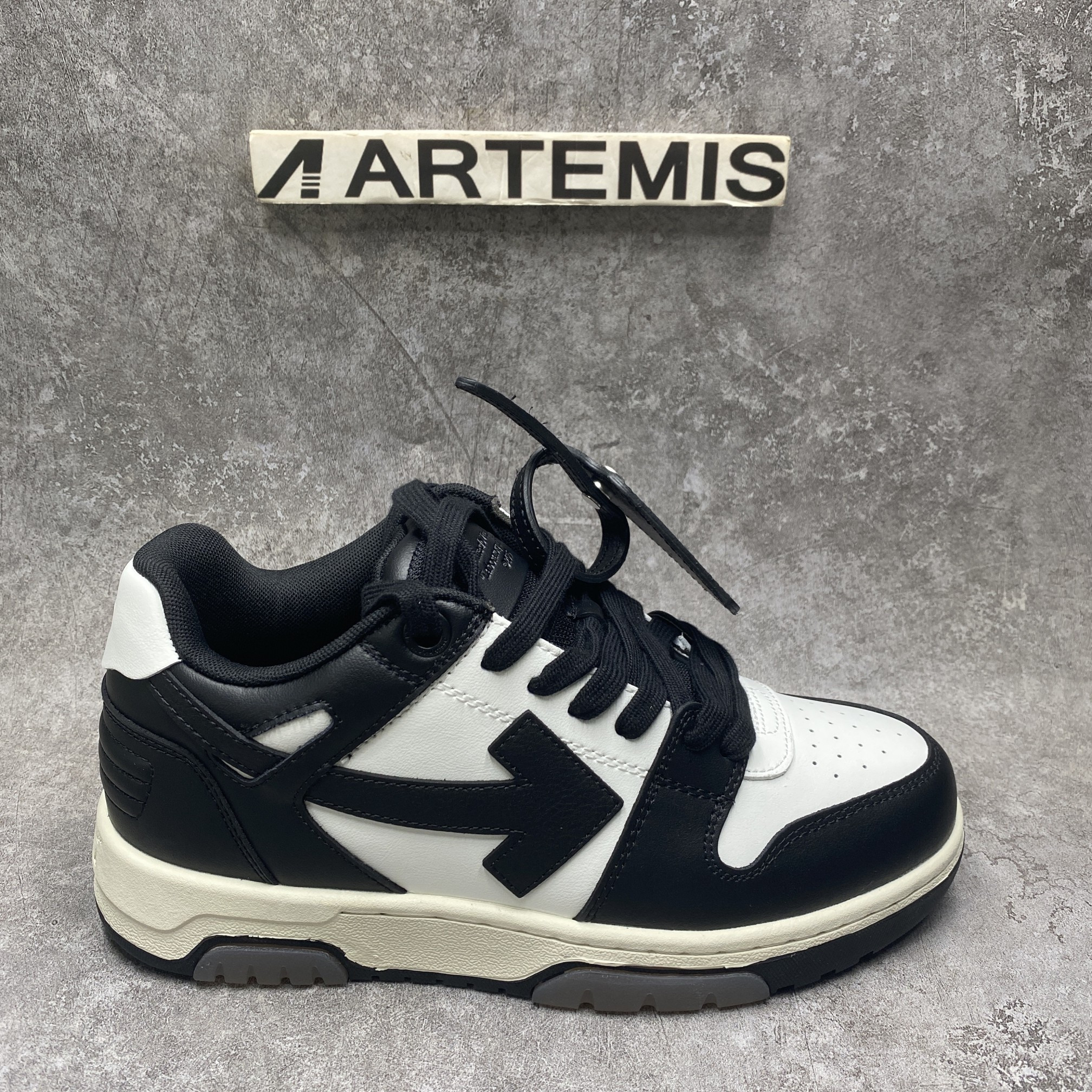 OFF-WHITE Out Of Office Black and White
