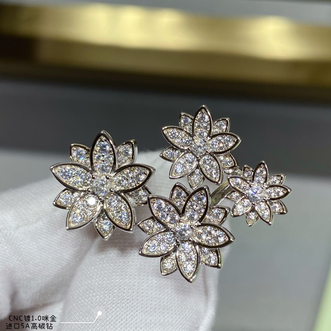 V*N CL*F & arpels lotus ring