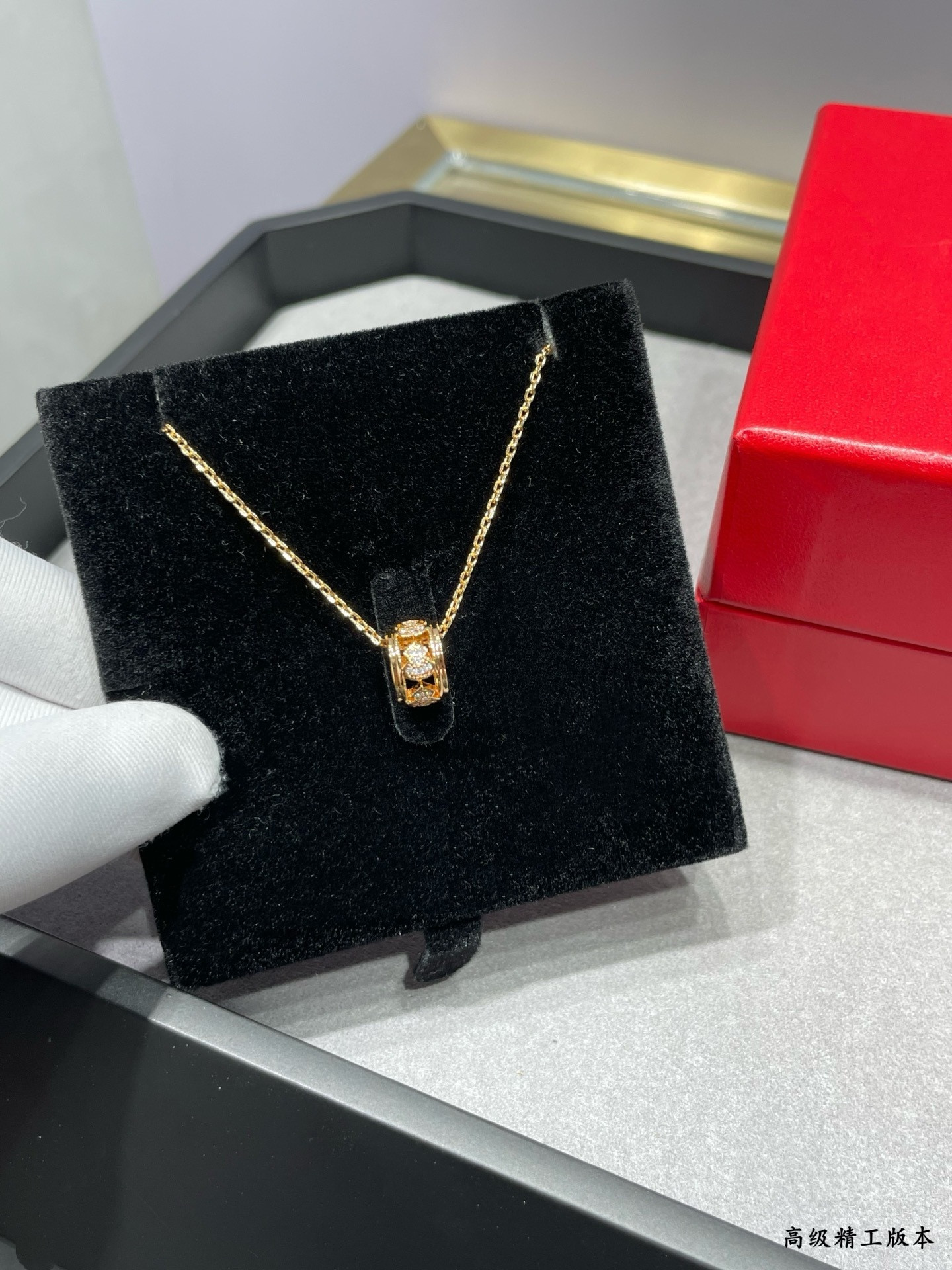 Qee1in circle gourd necklace