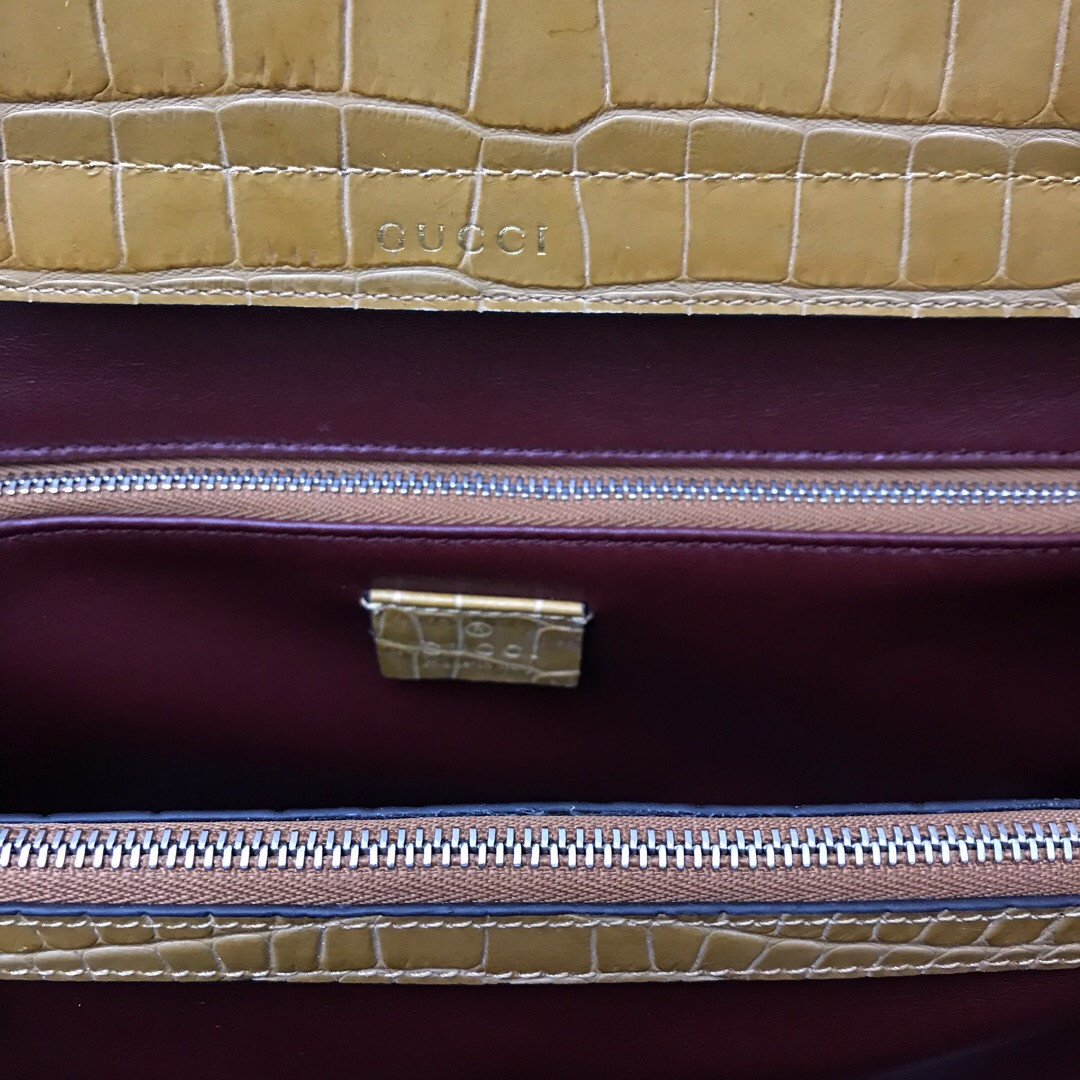 G*u*i zumi leather medium top handle bag