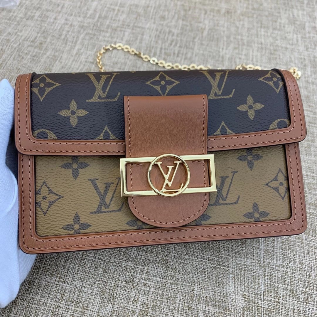 LV DAUPHINE CHAIN WALLET M68746