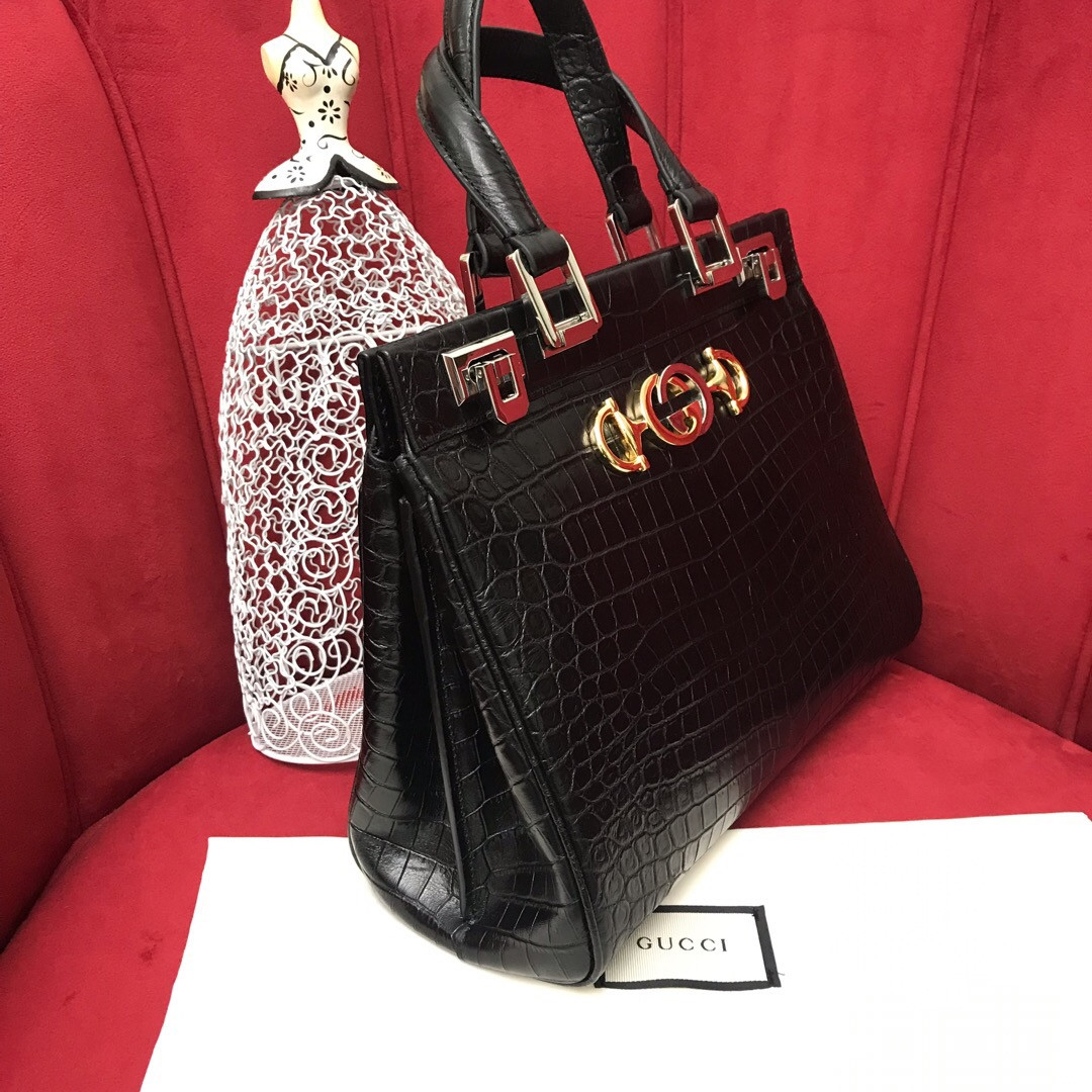 G*u*i zumi leather medium top handle bag