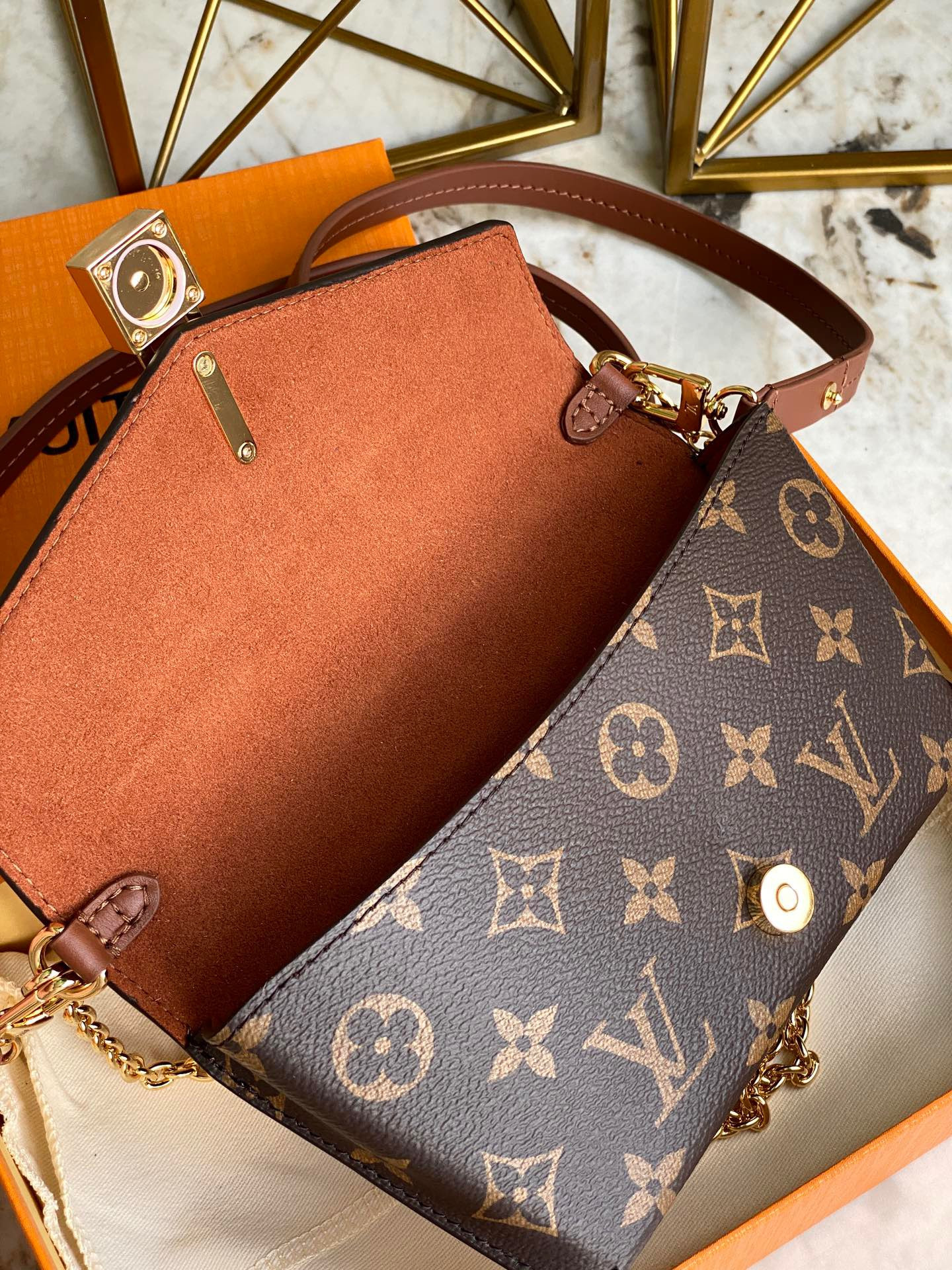 LV PADLOCK ON STRAP M80763