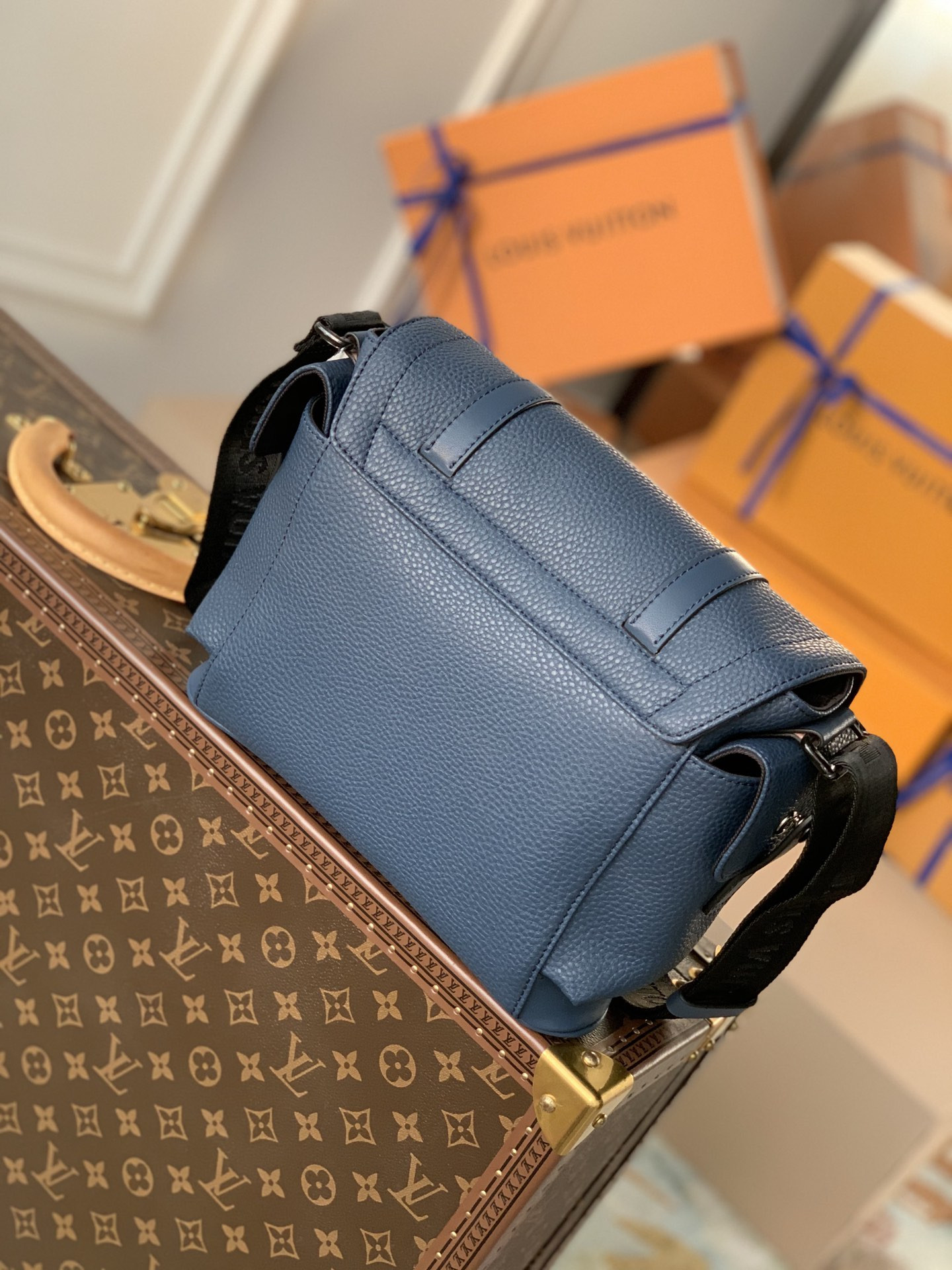 LV CHRISTOPHER MESSENGER M58475