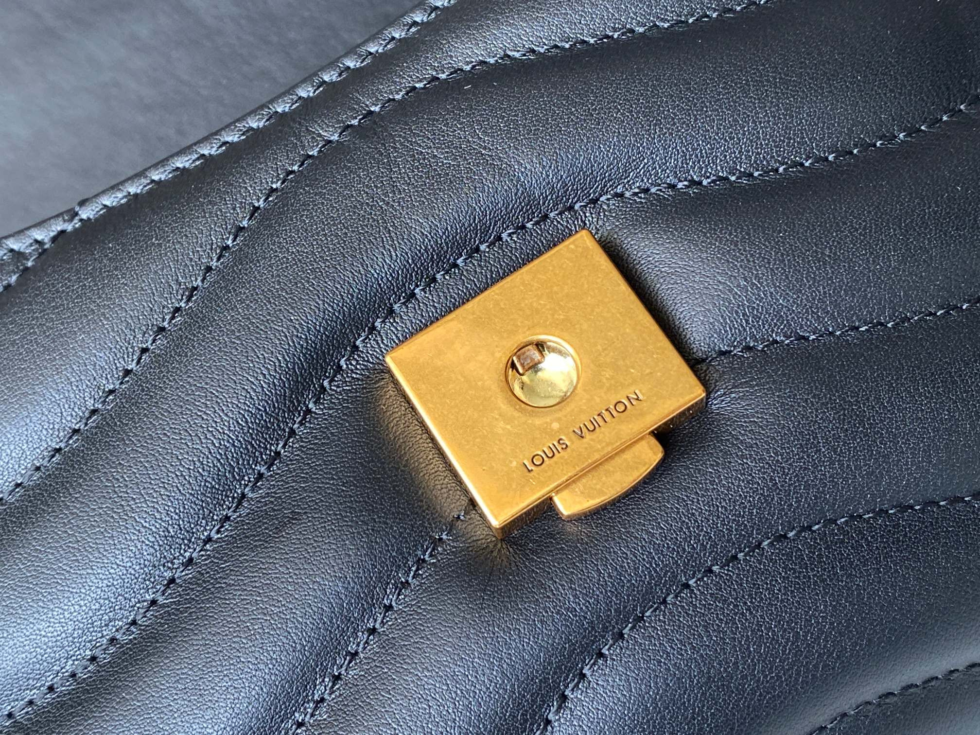LV HOLD ME M21720 23x15x10cm
