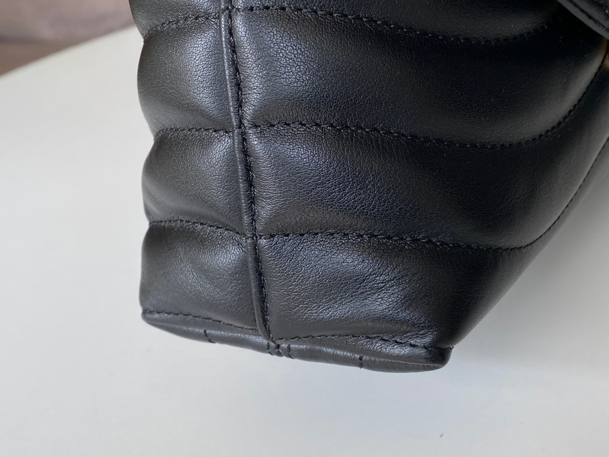 LV HOLD ME M21720 23x15x10cm