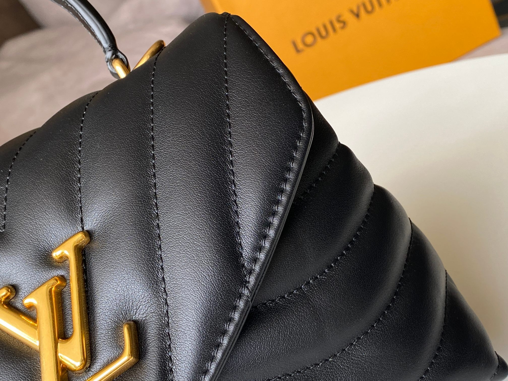 LV HOLD ME M21720 23x15x10cm