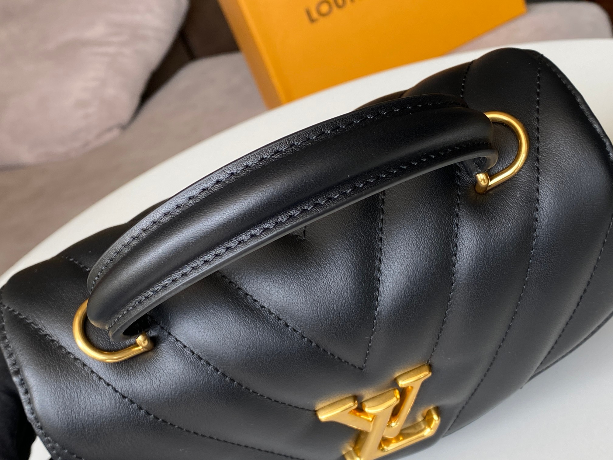 LV HOLD ME M21720 23x15x10cm