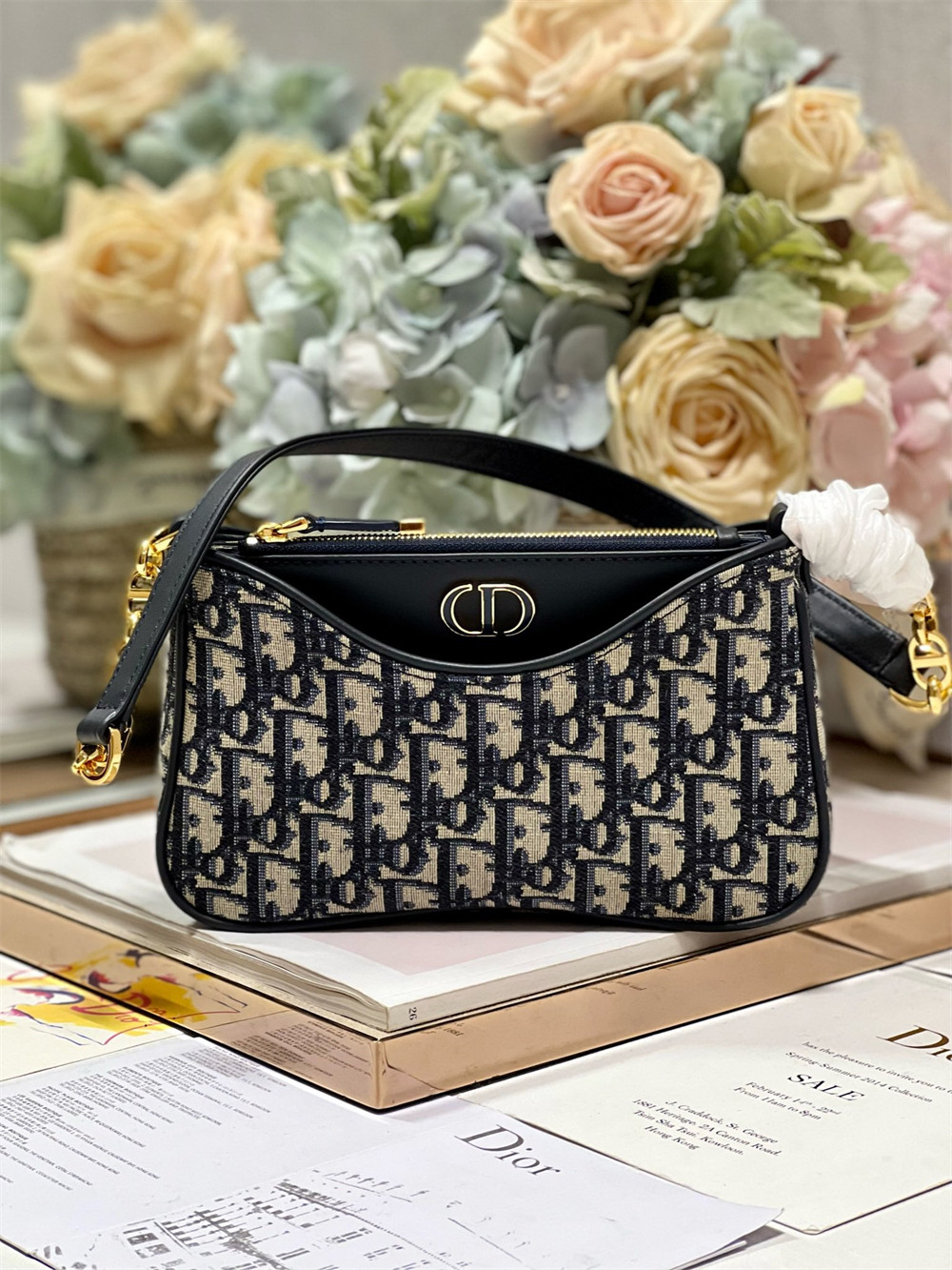 D*or 30 montaigne avenue bag blue D*or oblique jacquard 22.5 x 12.5 x 6.5 cm