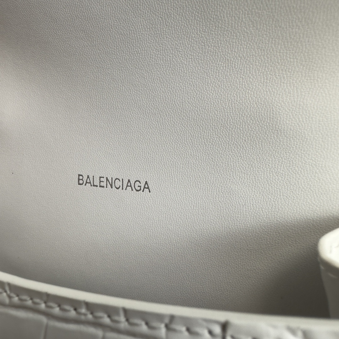 Ba*len*cia*ga women