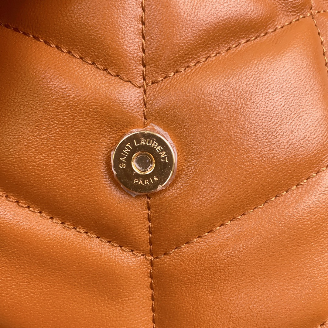 Y*L puffer in leather orange 23 x 15.5 x 5.8 cm