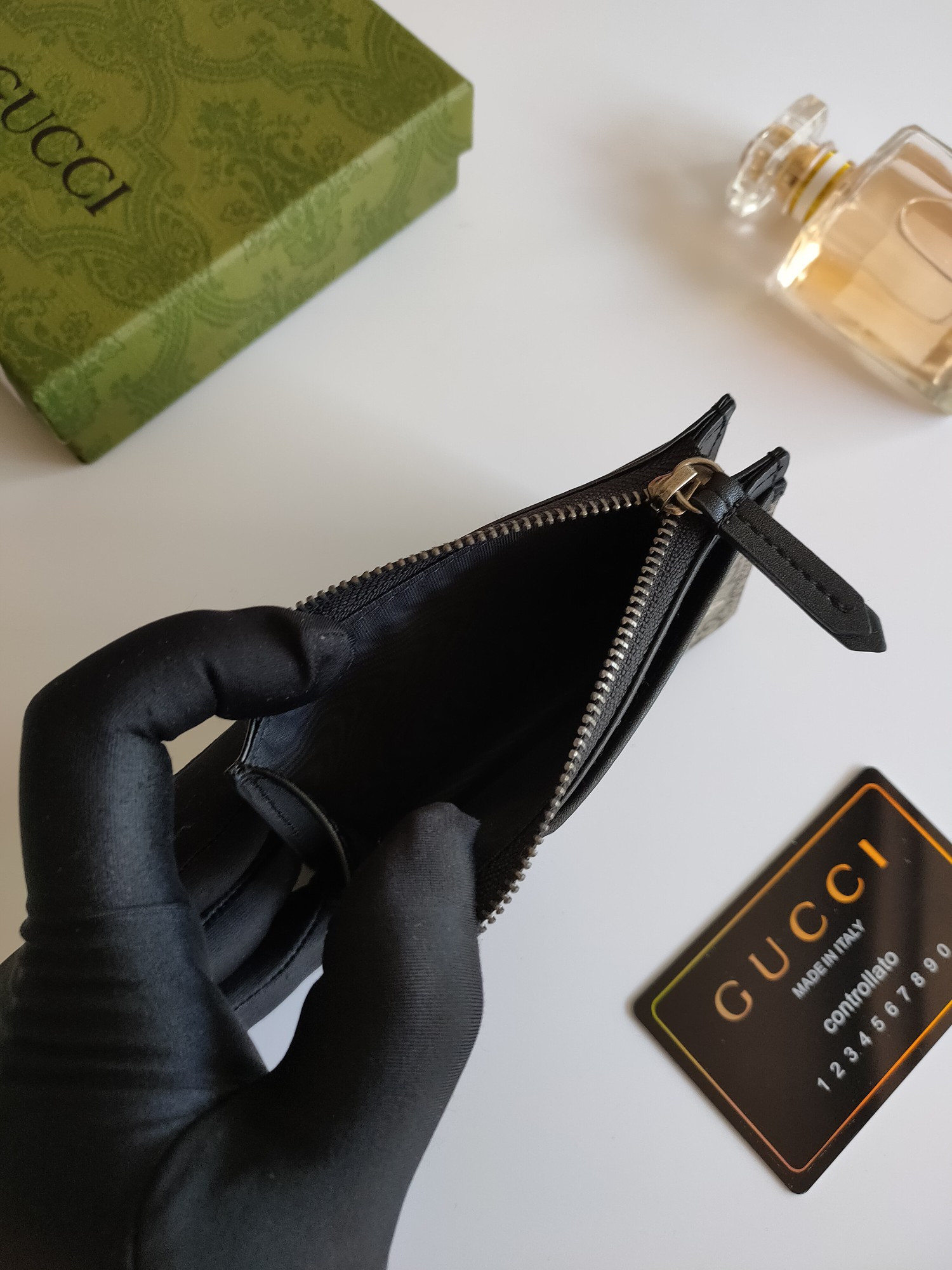 G*u*i gg  card case wallet