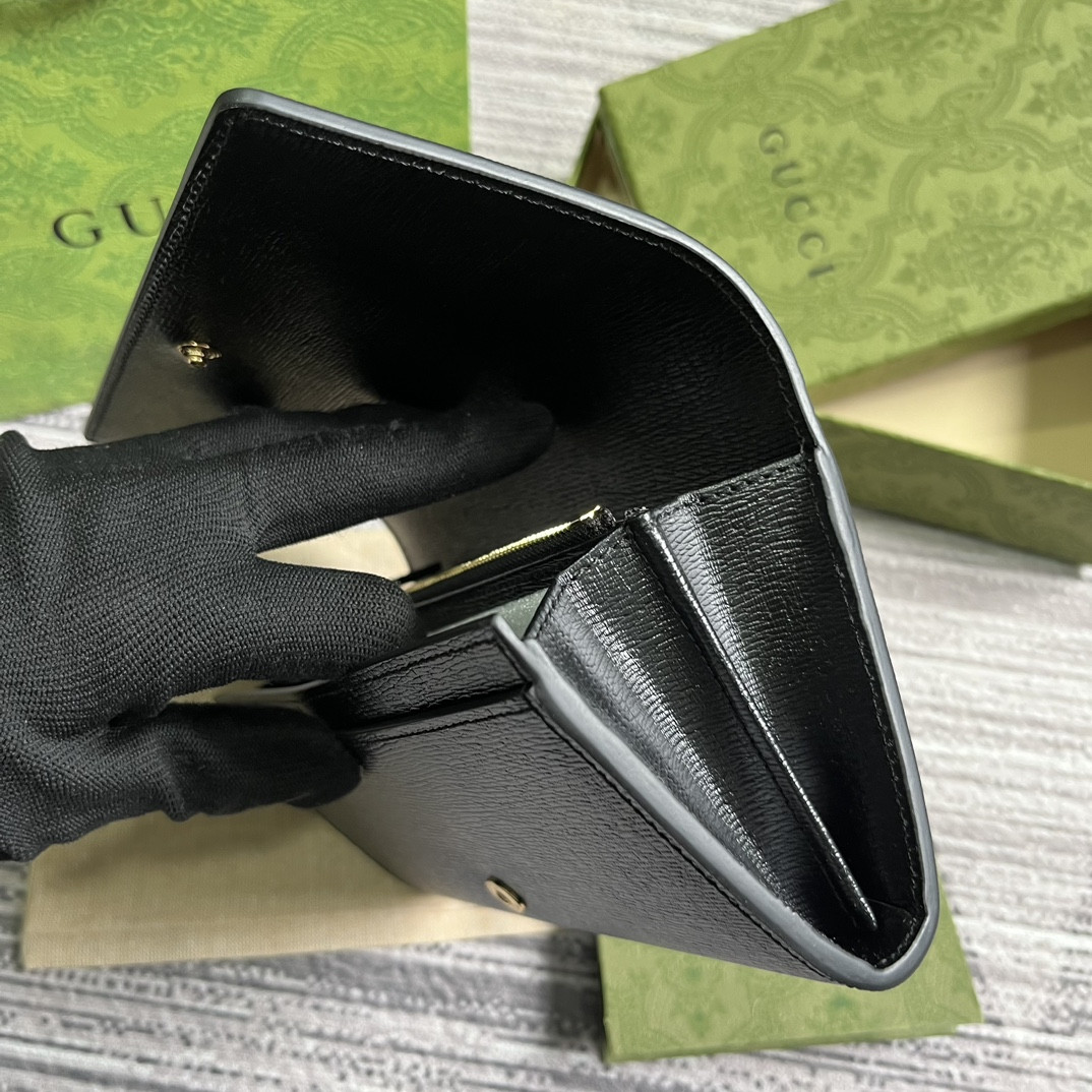 continental wallet with G*u*i script 7.5"w x 4"h x 1.4"d